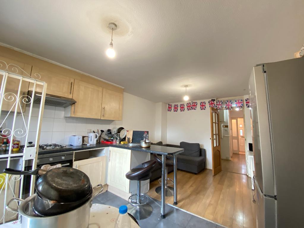 Town House to Rent in Hackney, N16 8UY by Adamson Knight Estate Agents