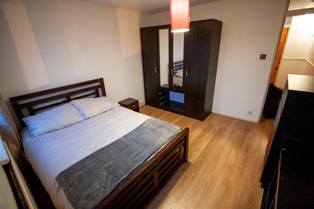 Town House to Rent in Hackney, N16 8UY by Adamson Knight Estate Agents