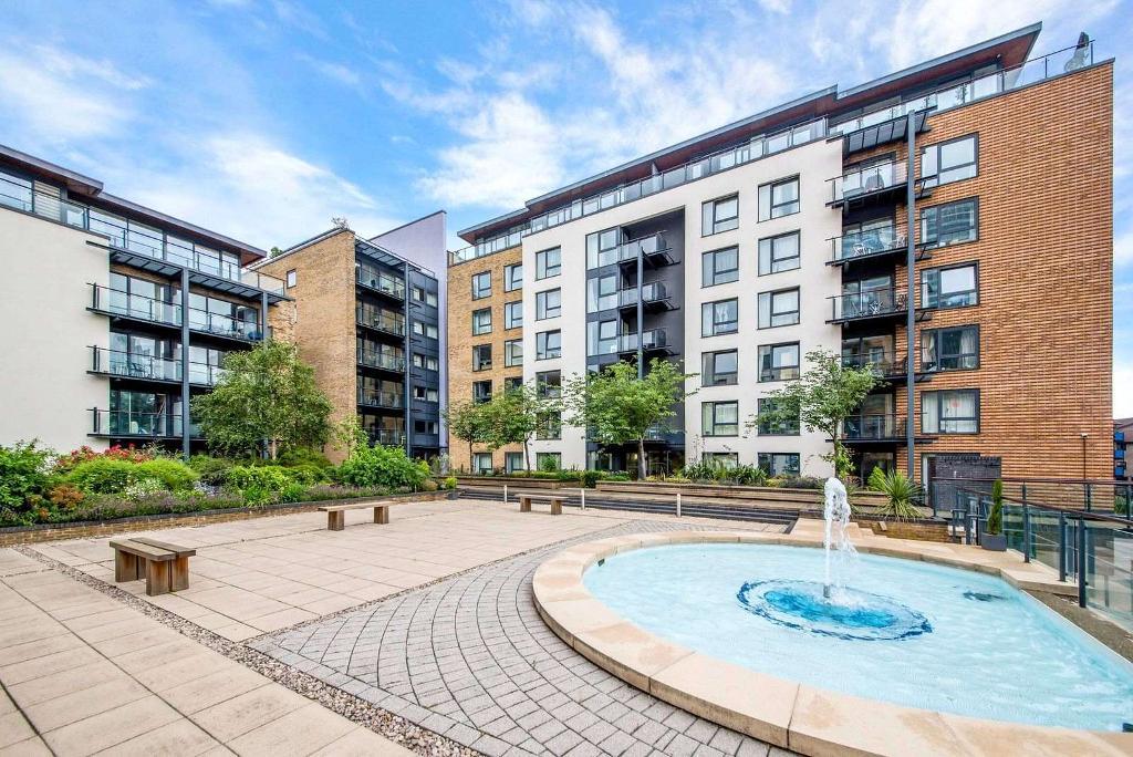 Boardwalk Place, Blackwall Basin, Canary Wharf, South Quay, London, E14 5SG