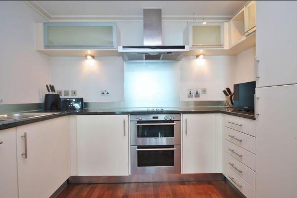 2 Bedroom Apartment to Rent in Canary Wharf, E14 9RU by Adamson Knight Estate Agents