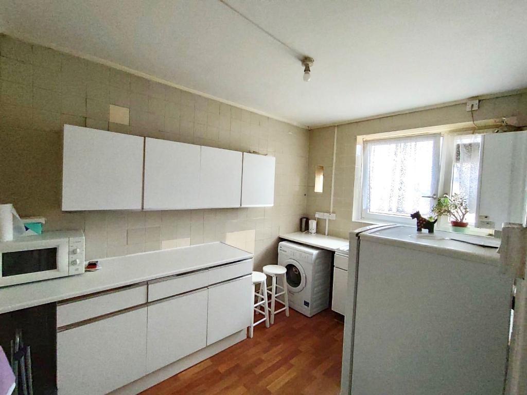 1 Bed Flat Property to Rent in Bethnal Green, Whitechapel, E1 5QN by Adamson Knight Estate Agents