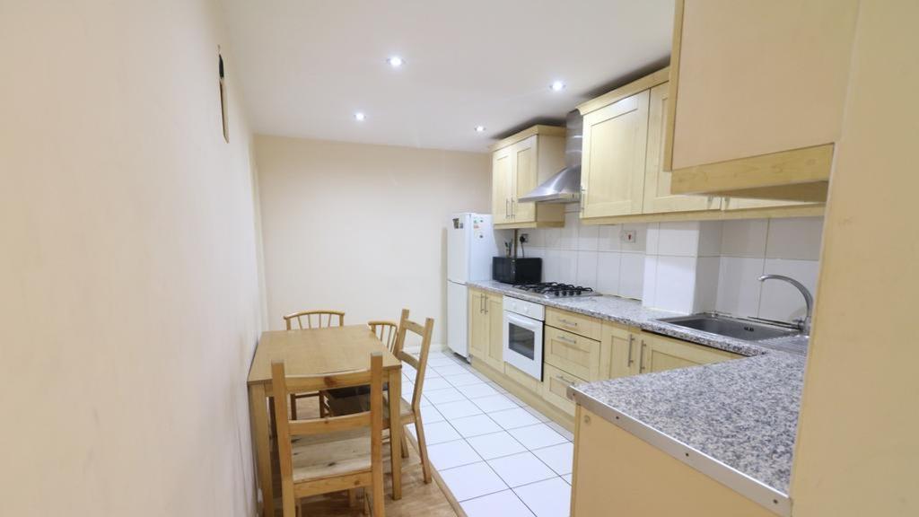 4 Bed Flat Property for Sale in London, E1 0AQ by Adamson Knight Estate Agents