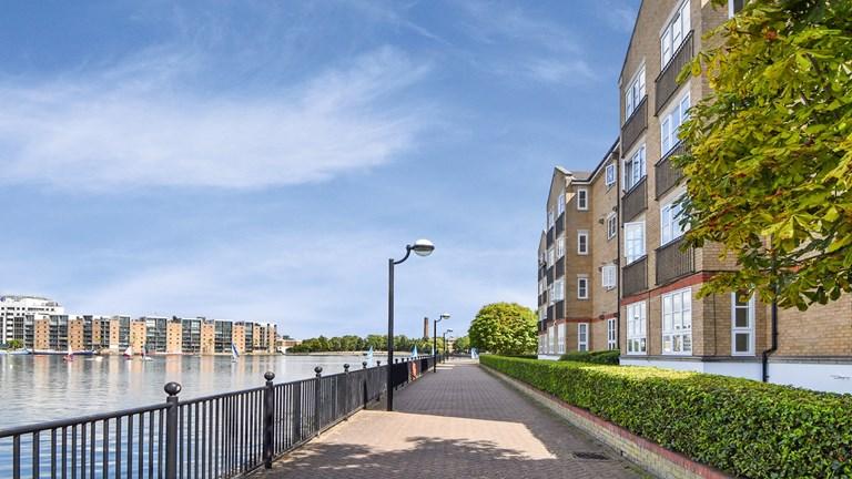 2 Bed Flat Property for Sale in Canary Wharf, E14 9UZ by Adamson Knight Estate Agents