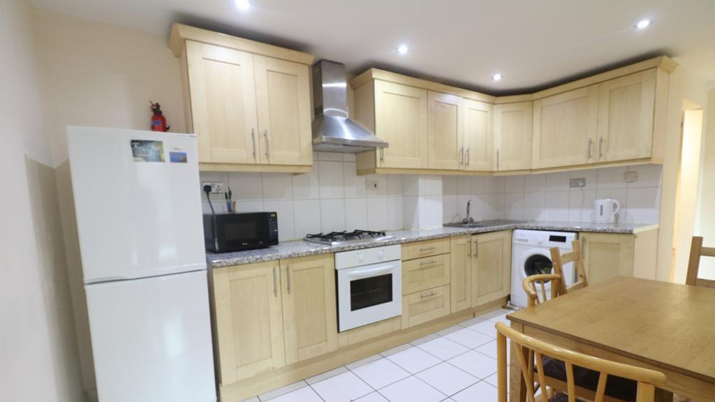 4 Bedroom Flat for Sale in London, E1 0AQ by Adamson Knight Estate Agents