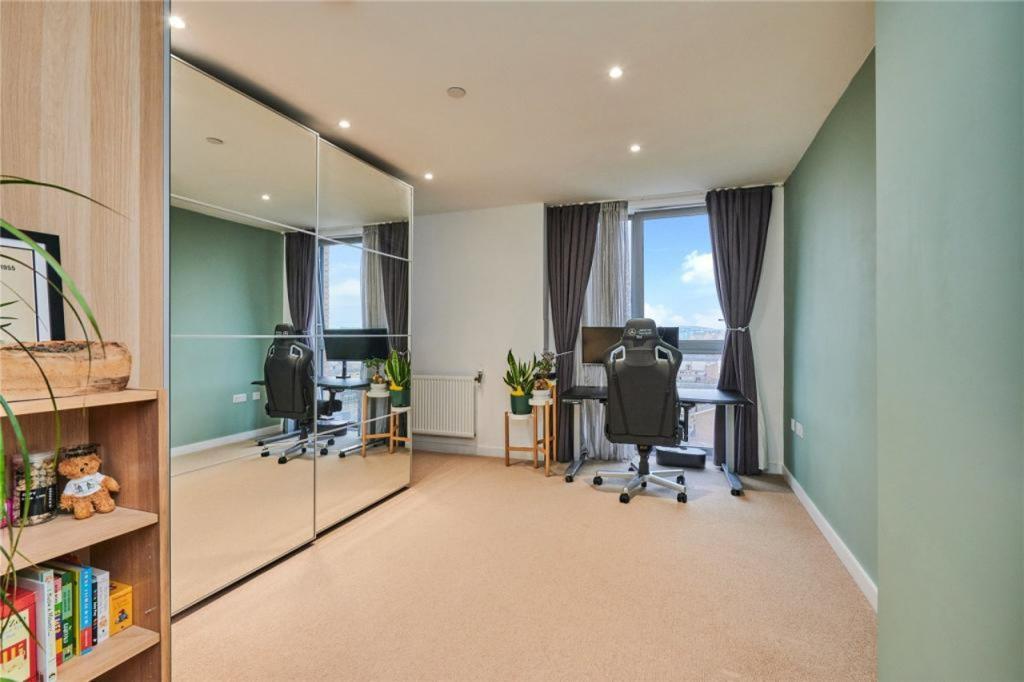 2 Bedroom Flat for Sale in Canary Wharf, E14 3NW by Adamson Knight Estate Agents