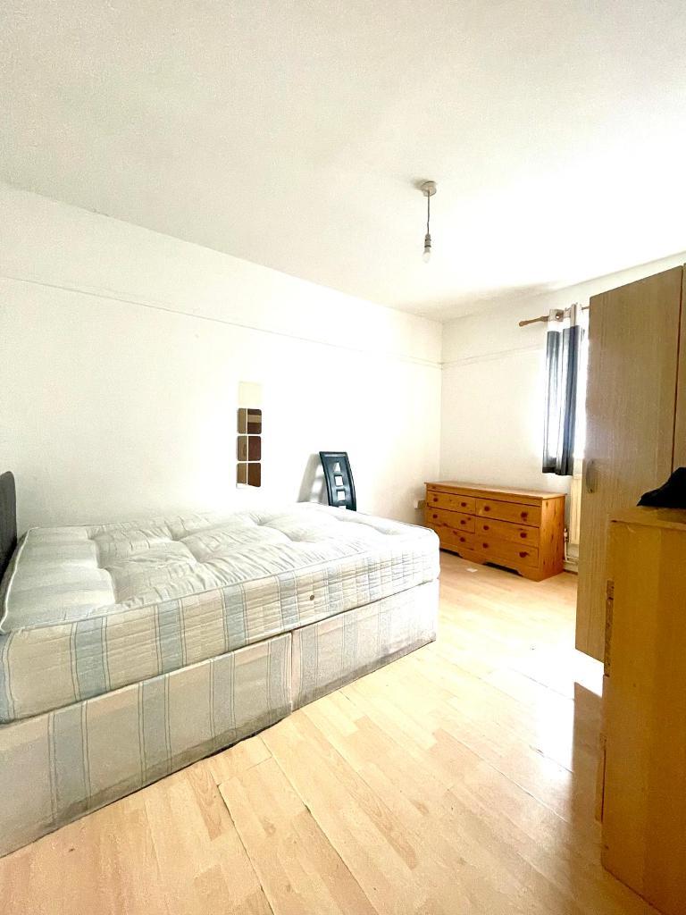 3 Bedroom Flat for Sale in London, E14 7AL by Adamson Knight Estate Agents