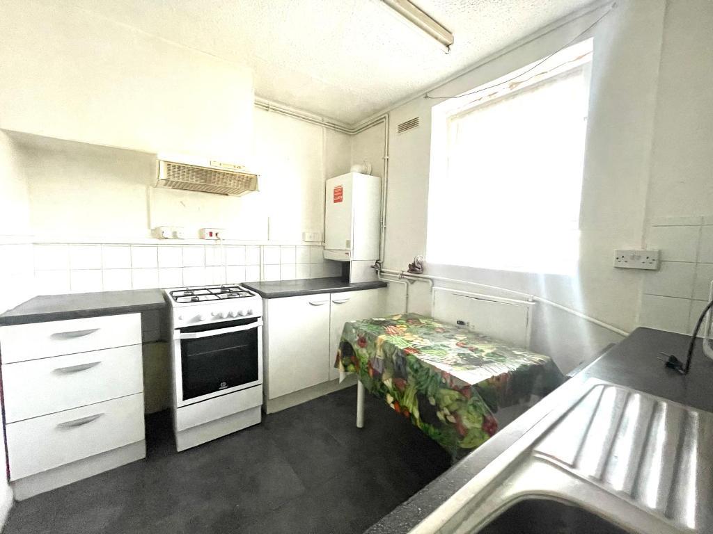 3 Bedroom Flat for Sale in London, E14 7AL by Adamson Knight Estate Agents