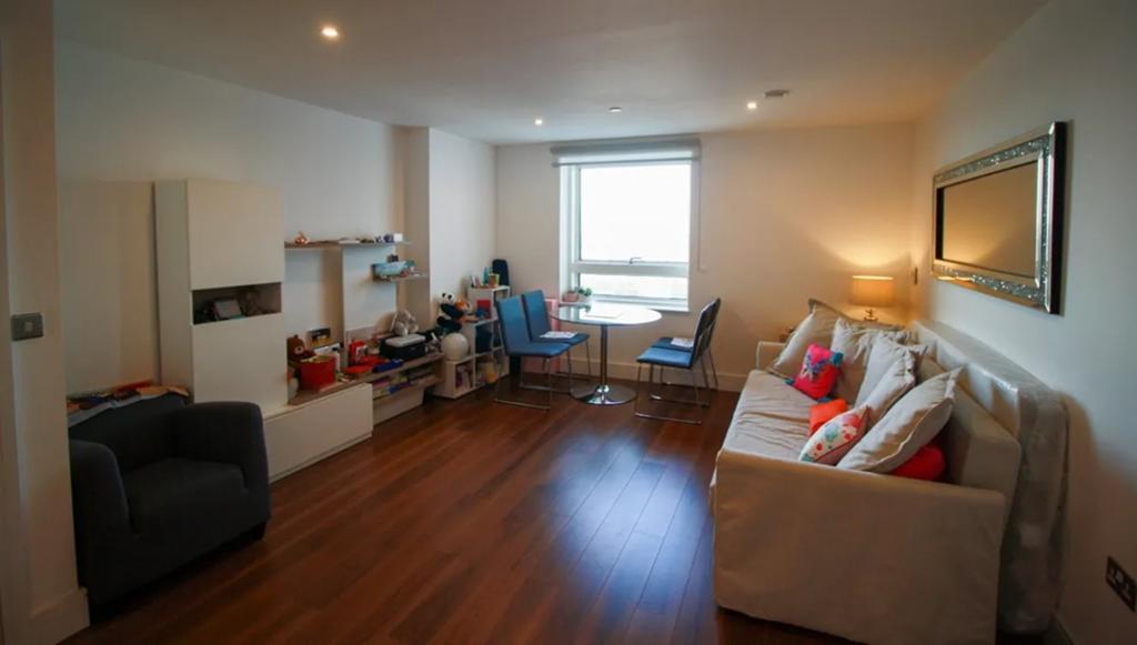 2 Wharf Ln, Limehouse, London, E14 7HW