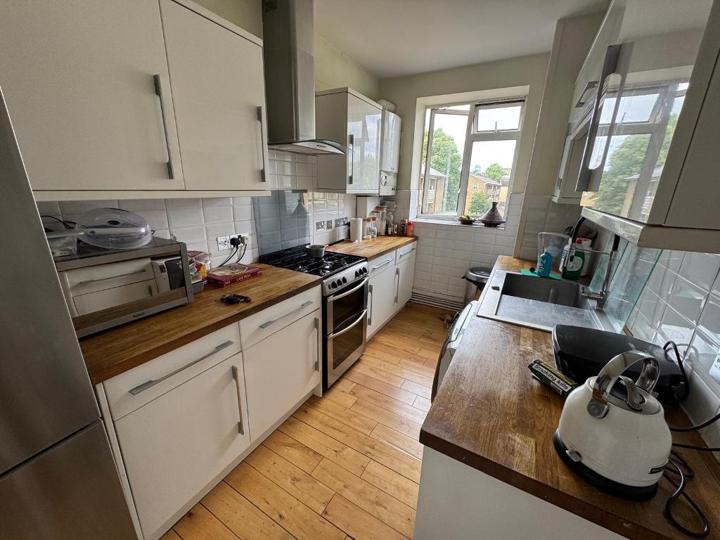 2  Bed Flat Property for Sale in London, E14 6HG by Adamson Knight Estate Agents