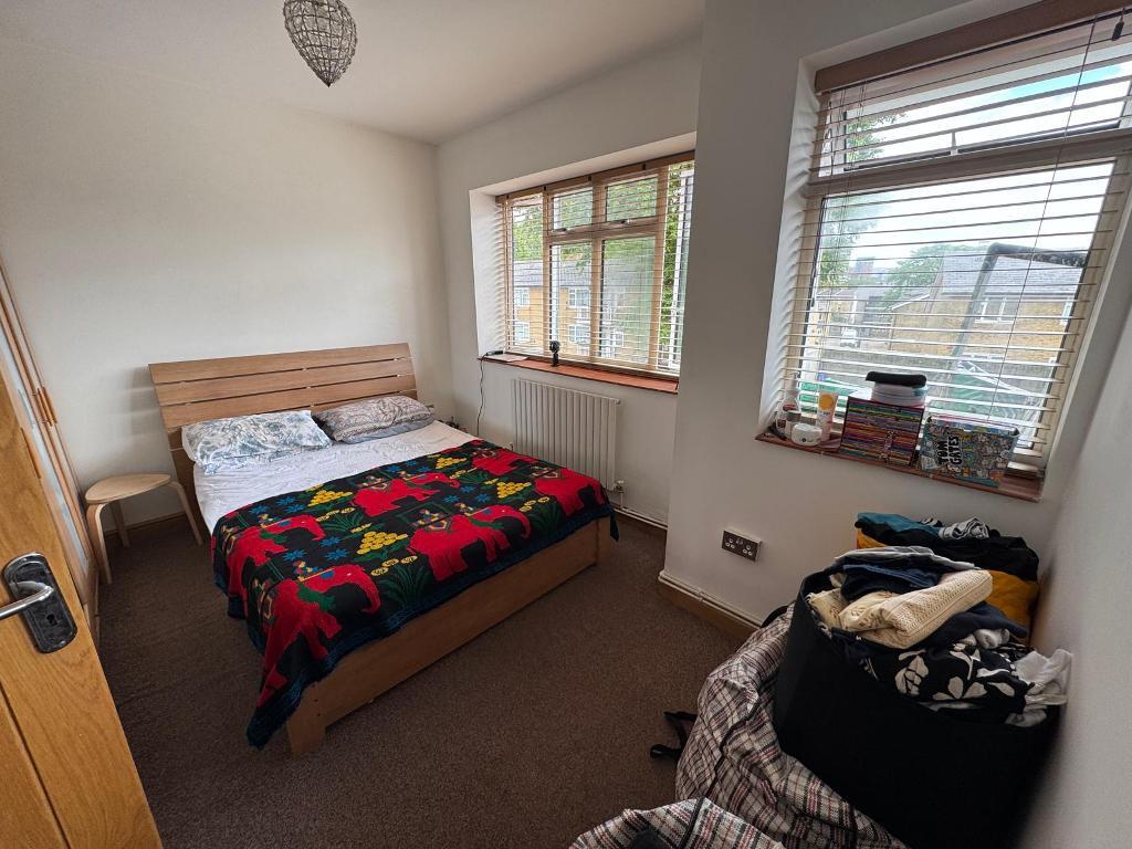 Flat to Rent in London, E14 6HG by Adamson Knight Estate Agents
