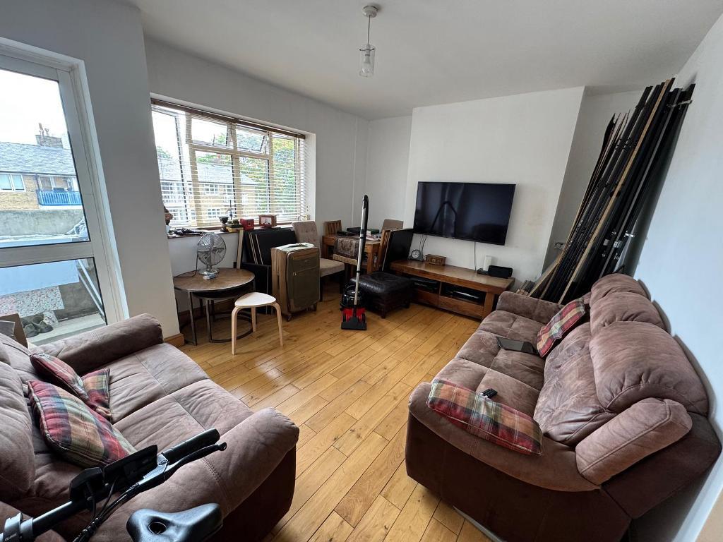 Flat to Rent in London, E14 6HG by Adamson Knight Estate Agents