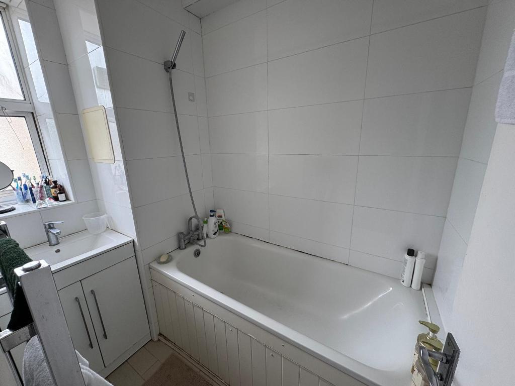 Flat to Rent in London, E14 6HG by Adamson Knight Estate Agents