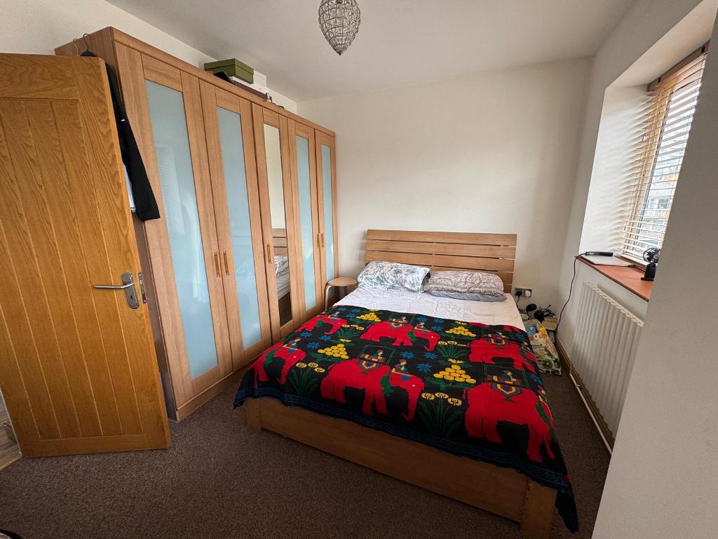 Flat to Rent in London, E14 6HG by Adamson Knight Estate Agents