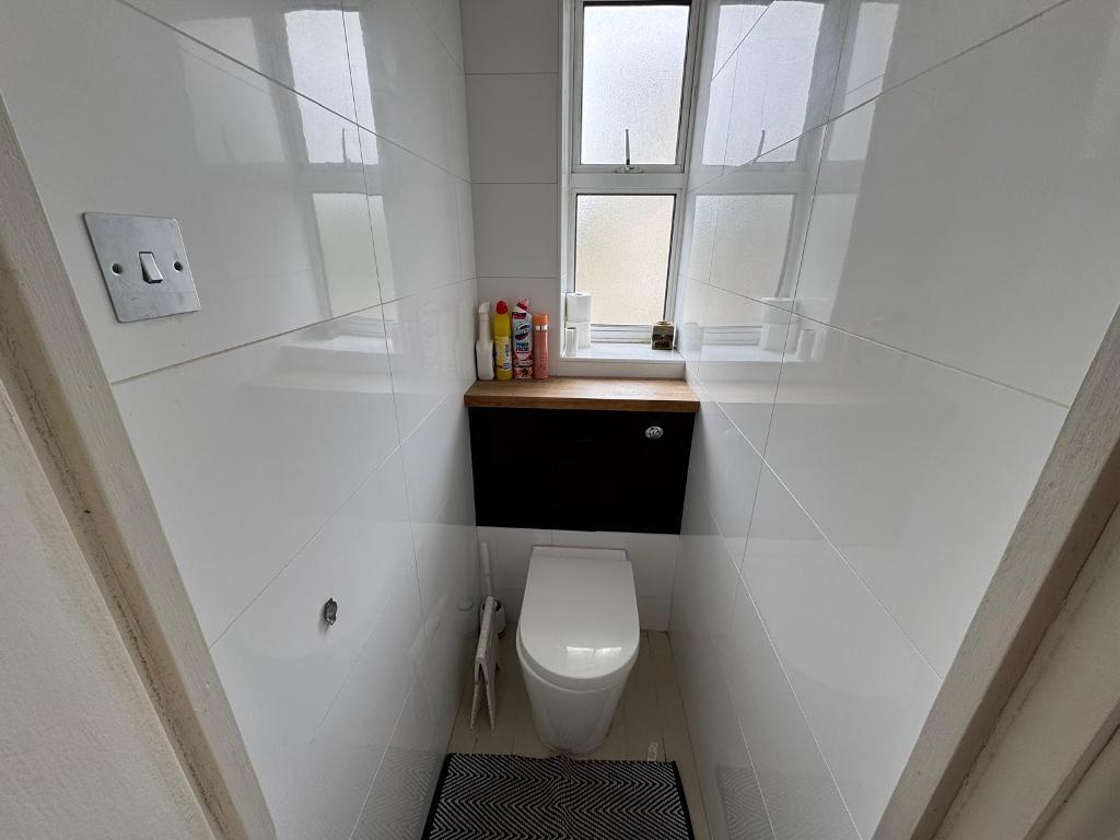 Flat to Rent in London, E14 6HG by Adamson Knight Estate Agents